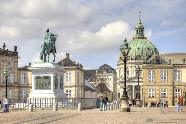 Brokkdorffa paleis en het standbeeld van Frederik v — Stockfoto