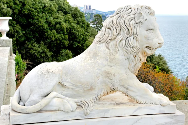 Leone. Palazzo Vorontsov. Scultura nel parco — Foto Stock