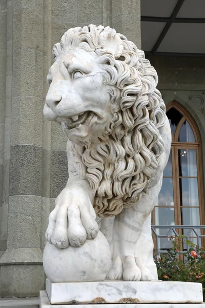 Lion. Vorontsov Palace. Sculpture in the park — Stock Photo, Image