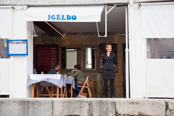 San Sebastián. Pequeño restaurante de pescado del puerto en la orilla — Foto de Stock