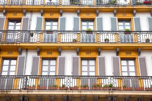 San sebastian. fasáda bytového domu v oblasti ústavy — Stock fotografie