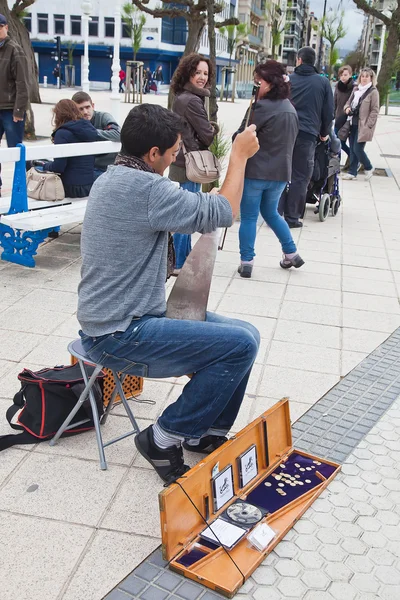 Сан-Себастьян. Музыкант на улице — стоковое фото