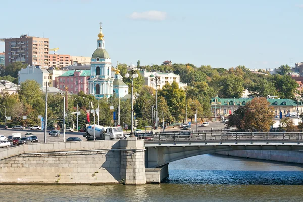 Jauza river inflöde i Moskvafloden — Stockfoto