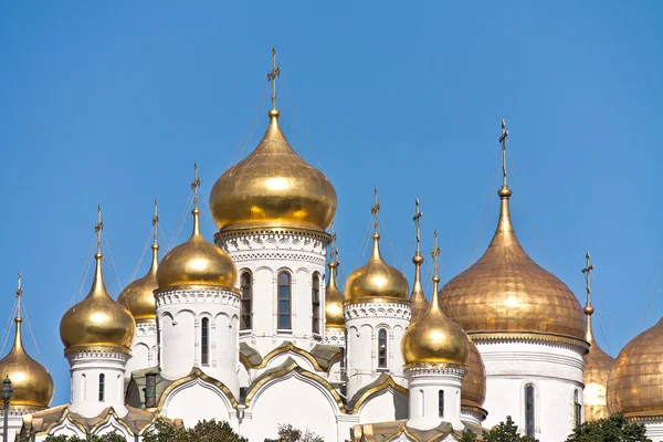 Kuppelkomplex der Kirchen im Kreml. Stadt Moskau — Stockfoto