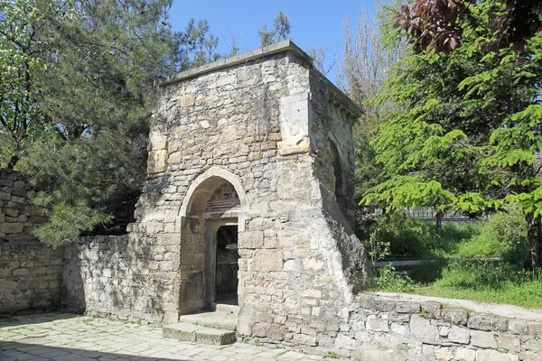 Gamla portalen bredvid kyrkan saint sarkis — Stockfoto