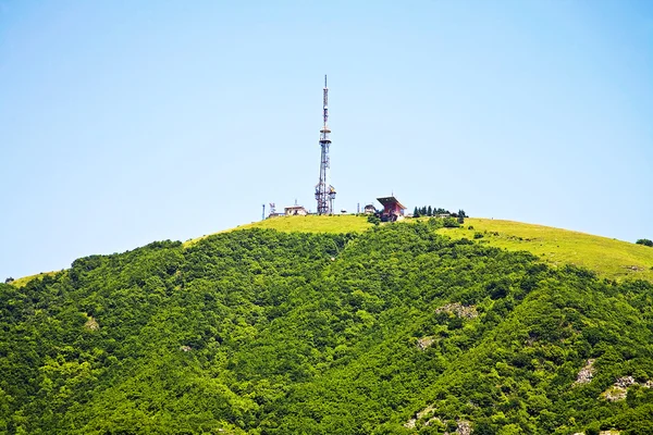 Montagna con torre — Foto Stock