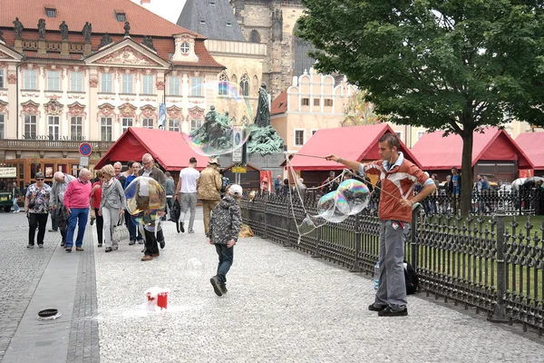 Praha, hra s mýdlové bubliny — Stock fotografie