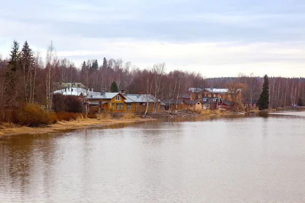 Finnland. zu Hause am Flussufer — Stockfoto