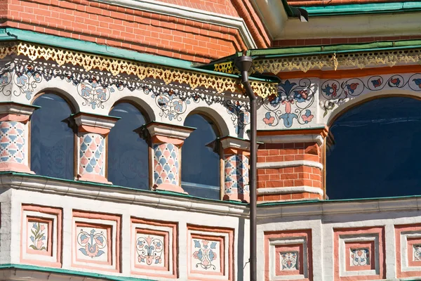 Templo de Vasiliy Beatífico. Ventanas en una galería —  Fotos de Stock