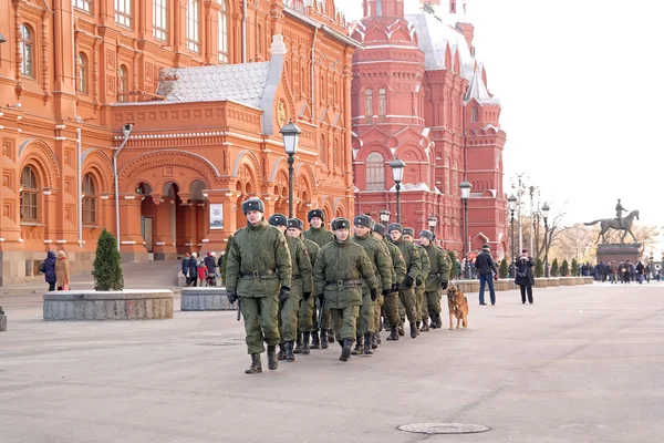 Soldaten på torget Revolution — Stockfoto