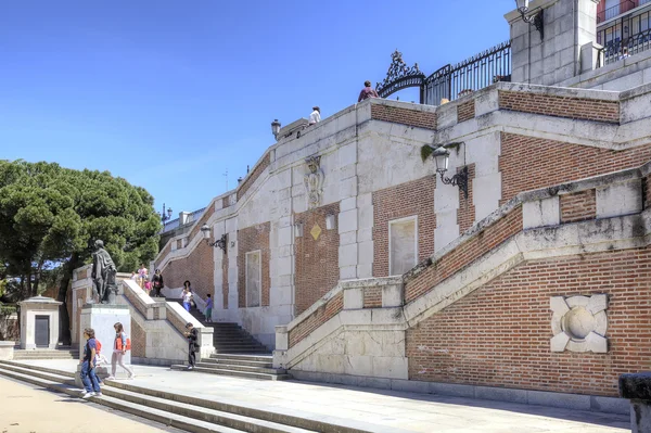 Madrid. városképet gazdagító épületnek szánták. Sabatini kertek — Stock Fotó