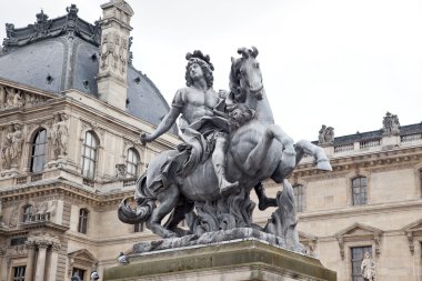 Paris. Louis XIV bir noktada atlı heykeli du atlıkarınca