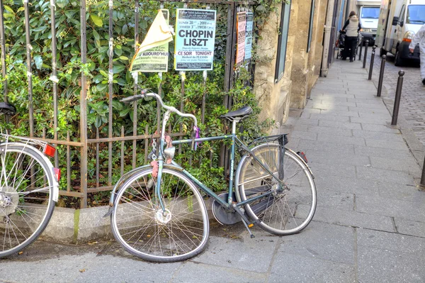 Parigi. Bicicletta rotta — Foto Stock