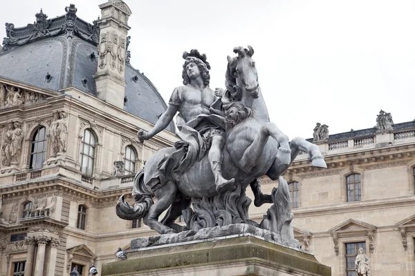 Paris. Estátua equestre de Luís XIV no lugar du Carrousel — Fotografia de Stock