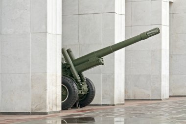 Büyük Vatanseverlik Savaşı Müzesi sütunlar arasında tabanca