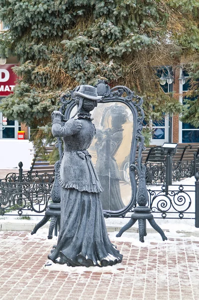 Nizhny Novgorod. Skulptur av Lady i spegeln — Stockfoto