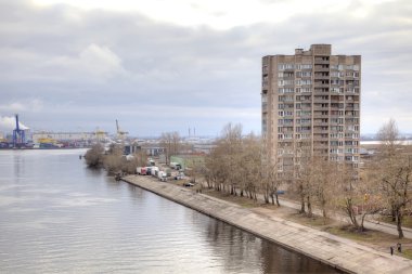 Şehir Saint Petersburg. Karaya kanal evi
