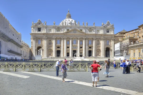 En la Plaza de San Pedro. Vaticano — Foto de Stock