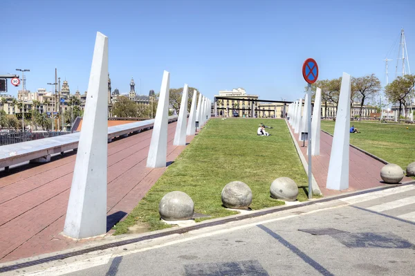 Barcellona. Giardino pubblico su un argine — Foto Stock