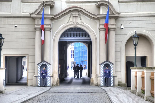 Nöbetçiler üzerinde giriş ve Prag Kalesi — Stok fotoğraf