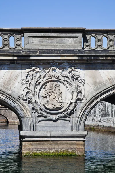 Kanal üzerinden Christiansborg Sarayı Köprüsü — Stok fotoğraf