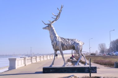 Nehir kenarında Volga üzerinde geyik heykeli