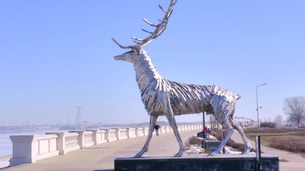 Escultura de ciervo en la ribera del Volga — Vídeos de Stock