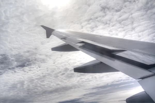 Sol, cielo y ala de avión — Foto de Stock