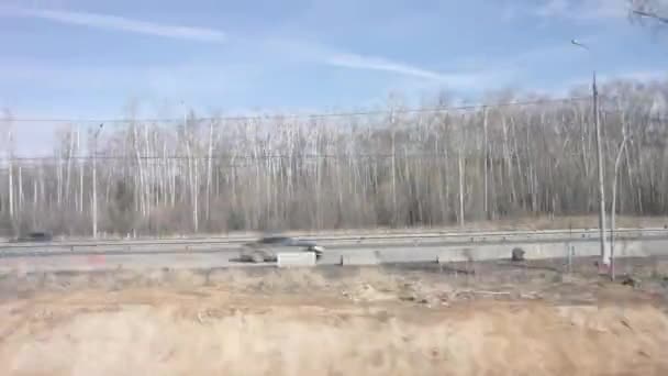 Parallel aan de weg. Express schieten — Stockvideo