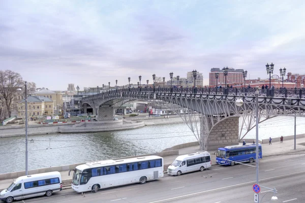 Patriarshy 桥横跨莫斯科河 — 图库照片