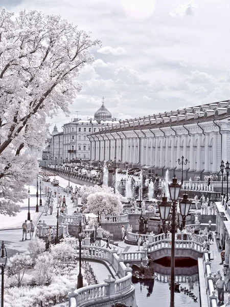 Moscovo. Praça Manezhnaya e Jardim Alexander. Fotografia infravermelha — Fotografia de Stock