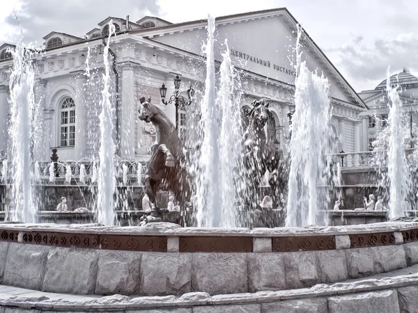 Moskva. Fontän. Manezhnaya Square och Alexander Garden. Infra — Stockfoto