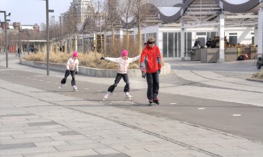 Tekerlekli paten üzerinde sürme aile