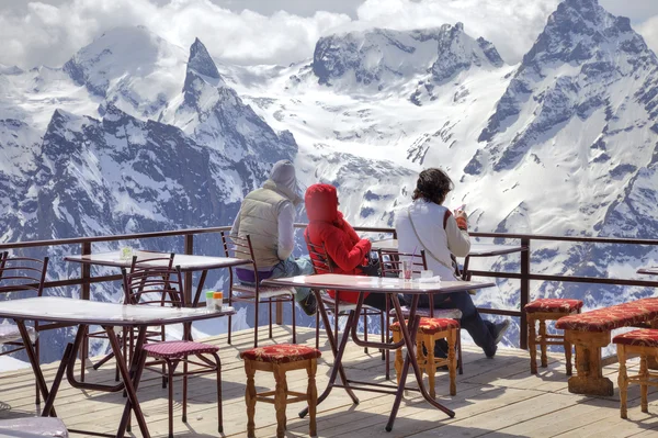 Mädchen sitzen in einem Alpin-Café — Stockfoto