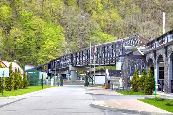 Fußgängerbrücke über den Fluss mzymta — Stockfoto