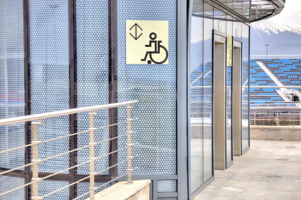 Sochi, un ascensor para discapacitados - silla de ruedas —  Fotos de Stock