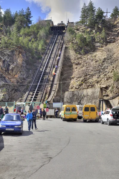 Cáucaso. Um funicular está no cânion de Adyr-Su . — Fotografia de Stock