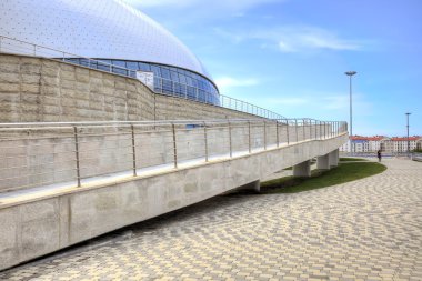 Sochi. Stadyum Bolshoy buz kubbe. Tekerlekli sandalyeler için rampalar