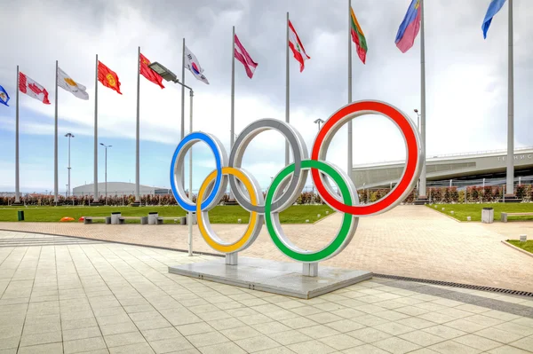 Soči. Olympijské kruhy na olympijské oblasti — Stock fotografie