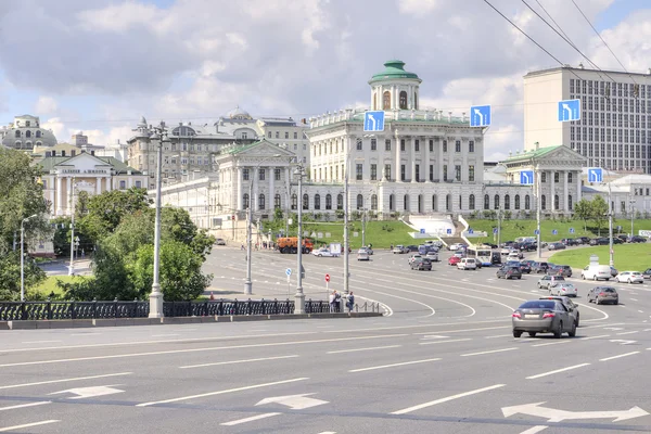 Samochodów na moście Kamenny Bolshoy. Moskwa — Zdjęcie stockowe