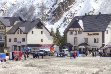 Köyün kayakçı glade Azau üzerinde