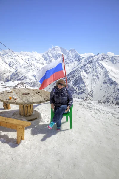 Elbrus のロシアの旗 — ストック写真