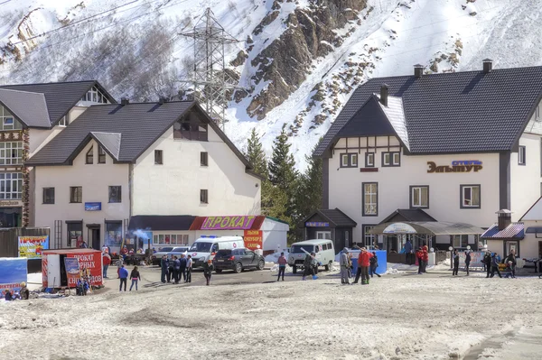 Byn av skidåkare på glade Azau — Stockfoto