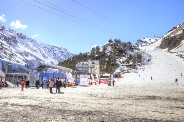 Das Dorf der Skifahrer auf der Lichtung azau — Stockfoto