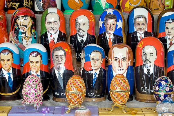 マトリョーシカ人形と政治家 — ストック写真