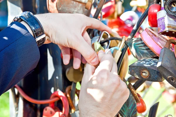 Closed lock and key thrown away - the key to a long and happy ma — Stockfoto