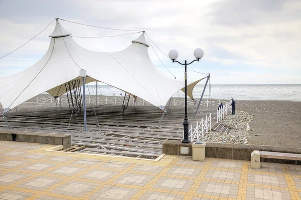 Adler. Construction of summer cafe on the shore of the Black Sea — 图库照片