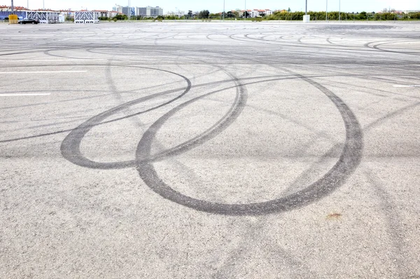 Gleise auf Asphalt — Stockfoto