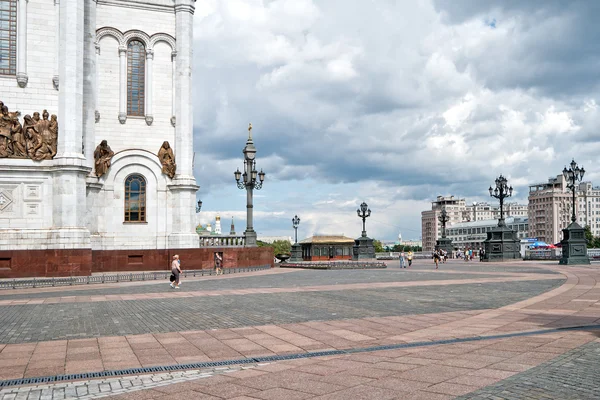 Torget framför katedralen Kristus Frälsaren — Stockfoto