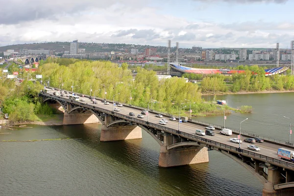 Город Красноярск. Вид на реку Енисей и Коммунальный мост — стоковое фото